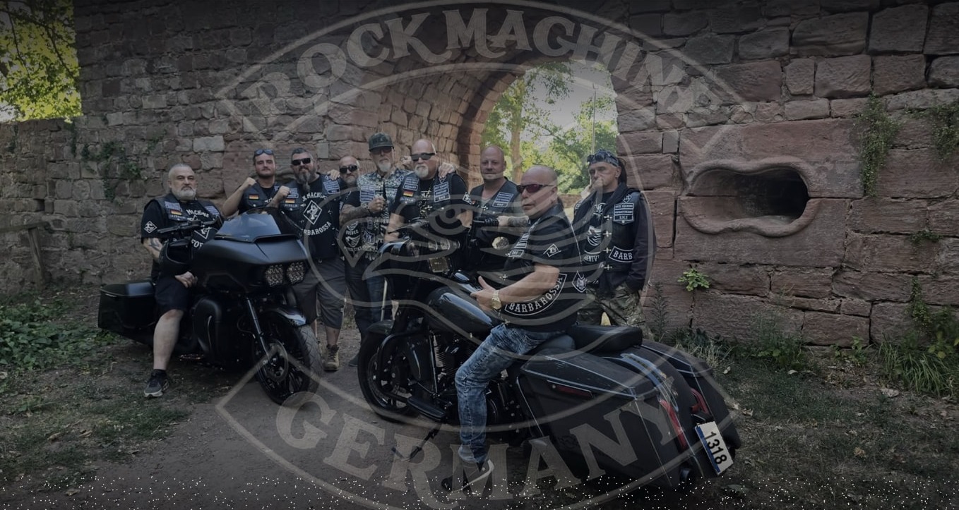 Rock Machine Germany mit den Bikes vor dem Clubhaus